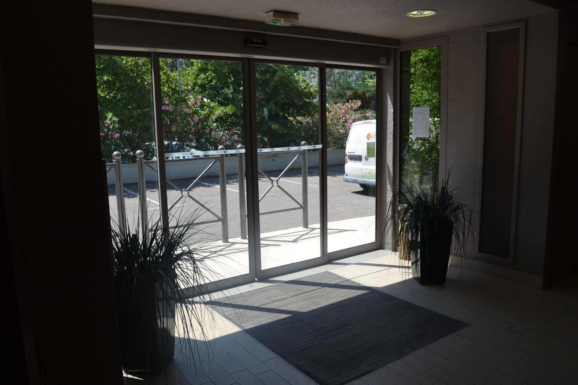 Hotel Campanile Arles Exterior foto